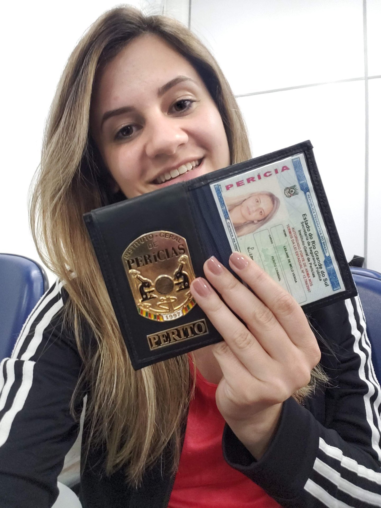 Leilane com a carteira de Perita Criminal